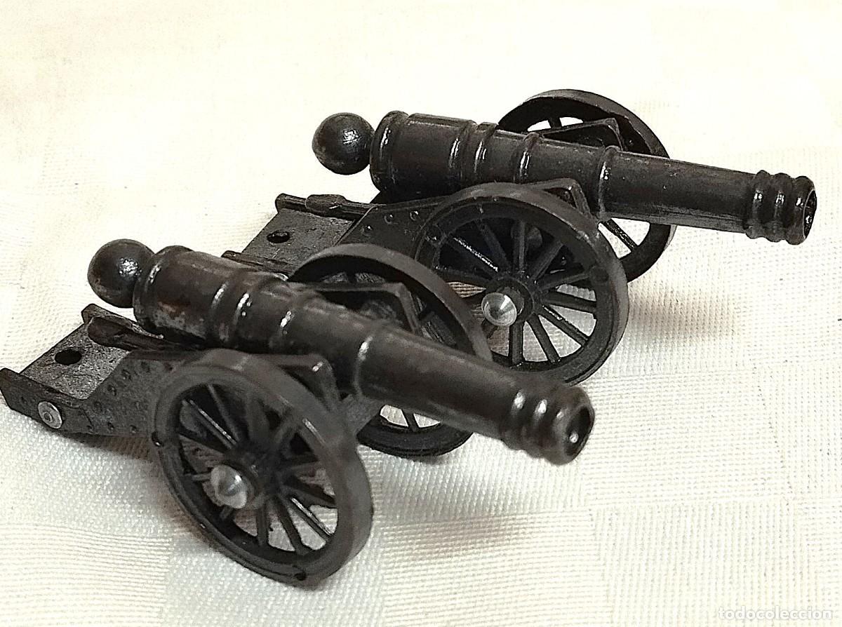 Juegos antiguos: Dos ca&ntilde;ones de metal, con ruedas - Foto 1