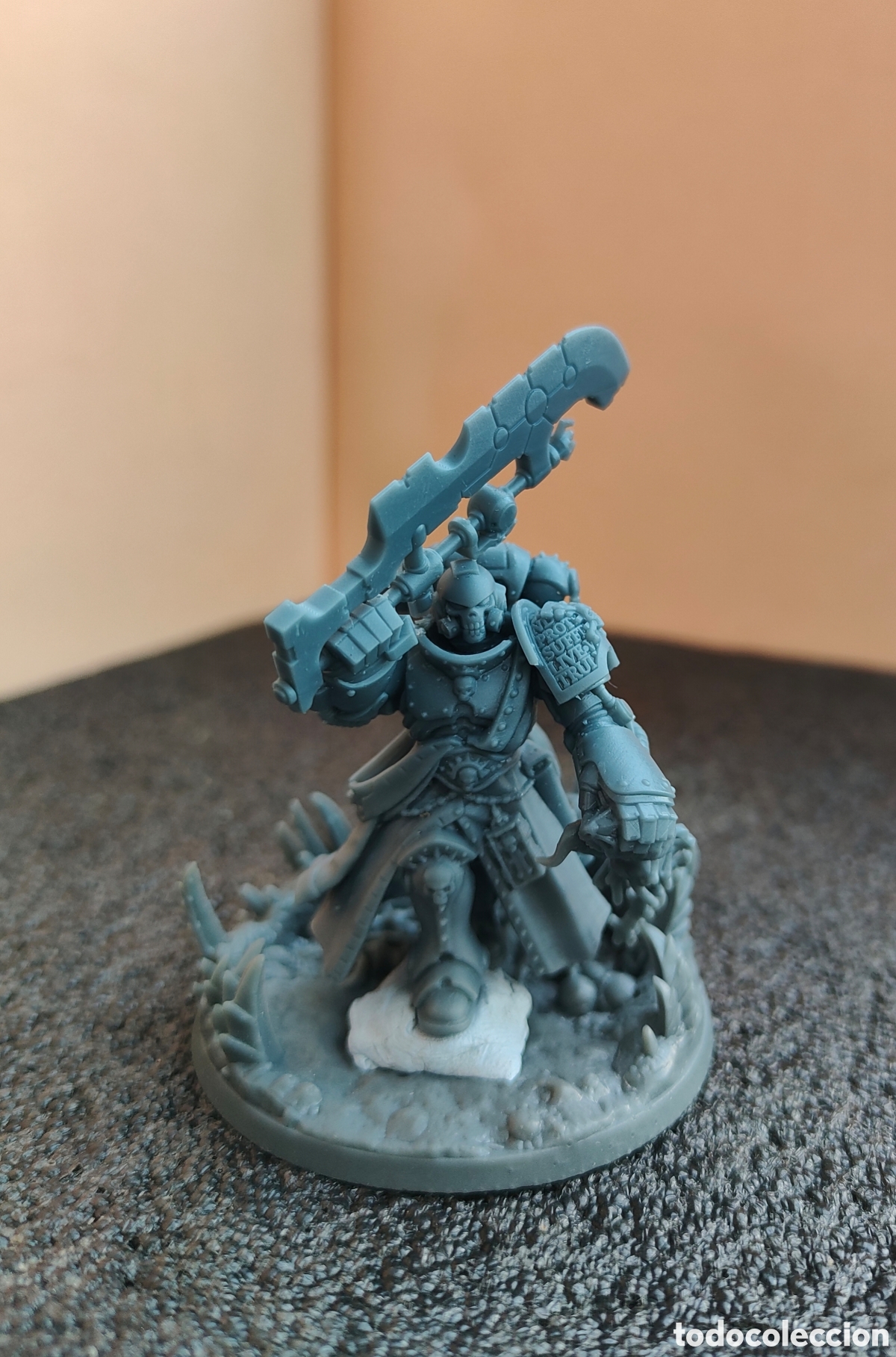 Juegos antiguos: miniatura de resina con base esc&eacute;nica