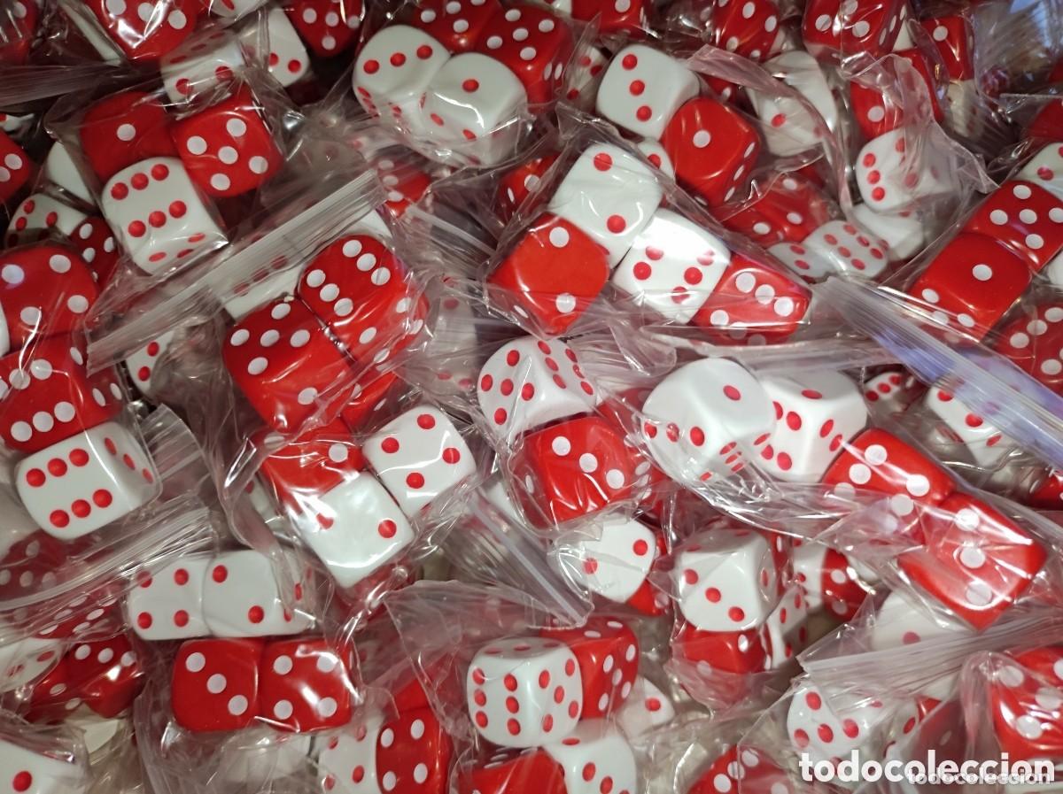 Juegos antiguos: Gran lote de 1000 dados juego de 16 mm rojos y blancos, nuevos