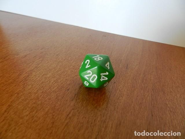 Juegos antiguos: Dado de 20 caras verde para juegos de rol poliedro D20