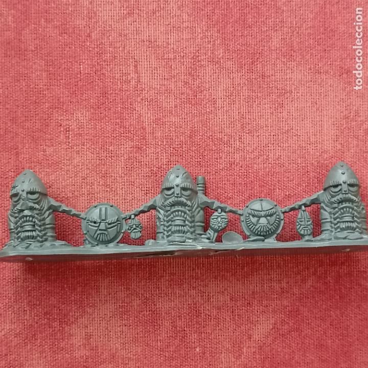 Juegos antiguos: Decoraci&oacute;n Warhammer - Foto 1