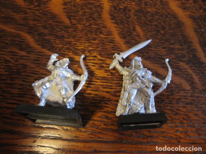 Juegos antiguos: Dos figuras Warhammer de plomo con base - Foto 2
