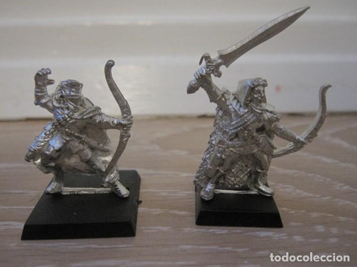 Juegos antiguos: Dos figuras Warhammer de plomo con base - Foto 1