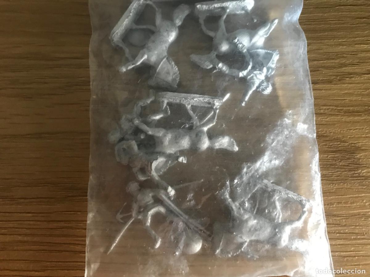 Juegos antiguos: Lote de bolsa con figuras warhammer - Foto 2