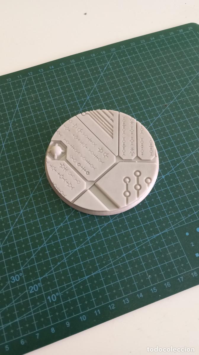 Juegos antiguos: Base 90mm con detalles necrones - Foto 1