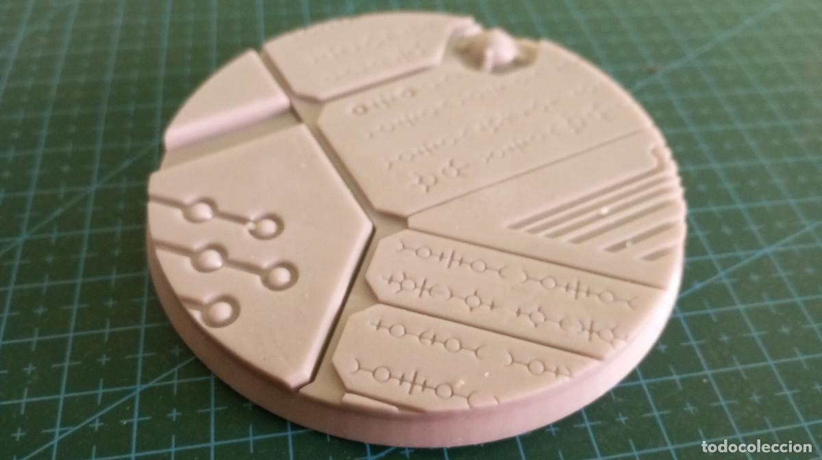 Juegos antiguos: Base 90mm con detalles necrones - Foto 2