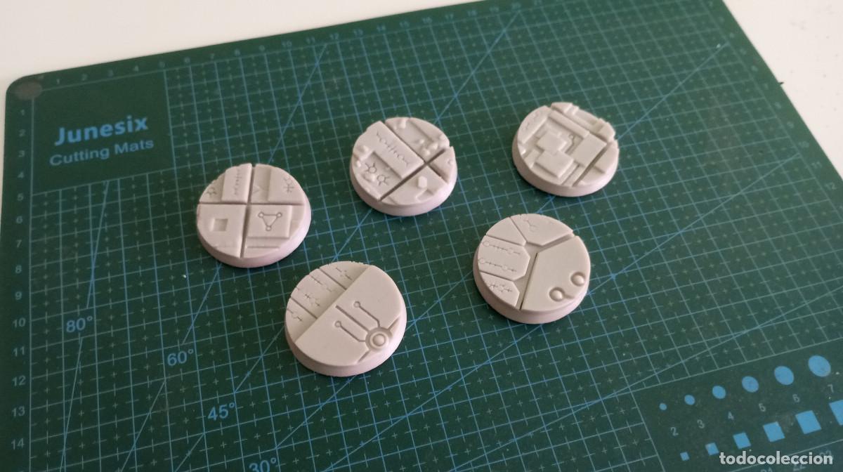 Juegos antiguos: 5 bases 40mm con detalles necrones - Foto 1