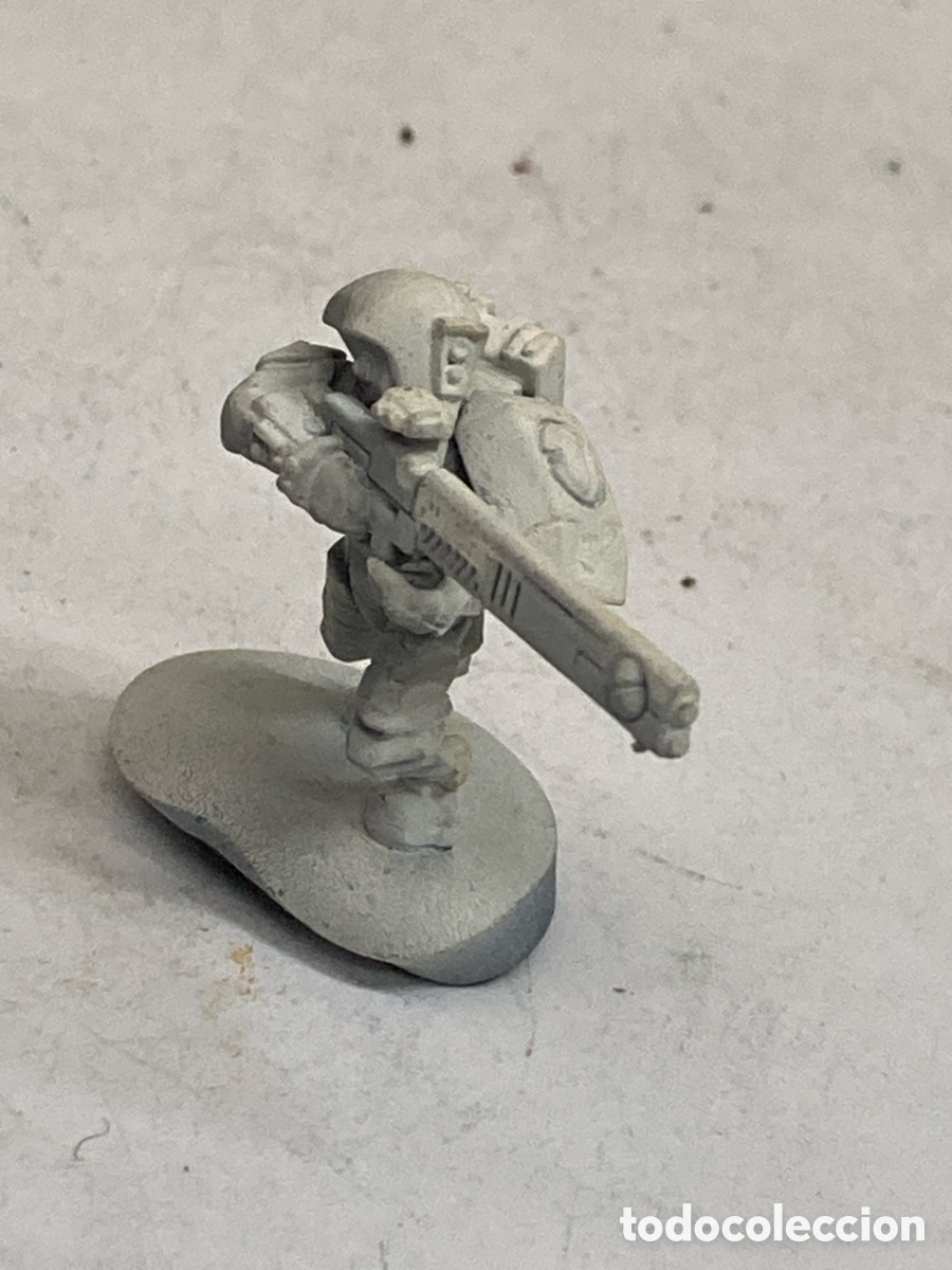 Juegos Antiguos: figura es un soldado de la raza T'au de Warhammer 40,000
