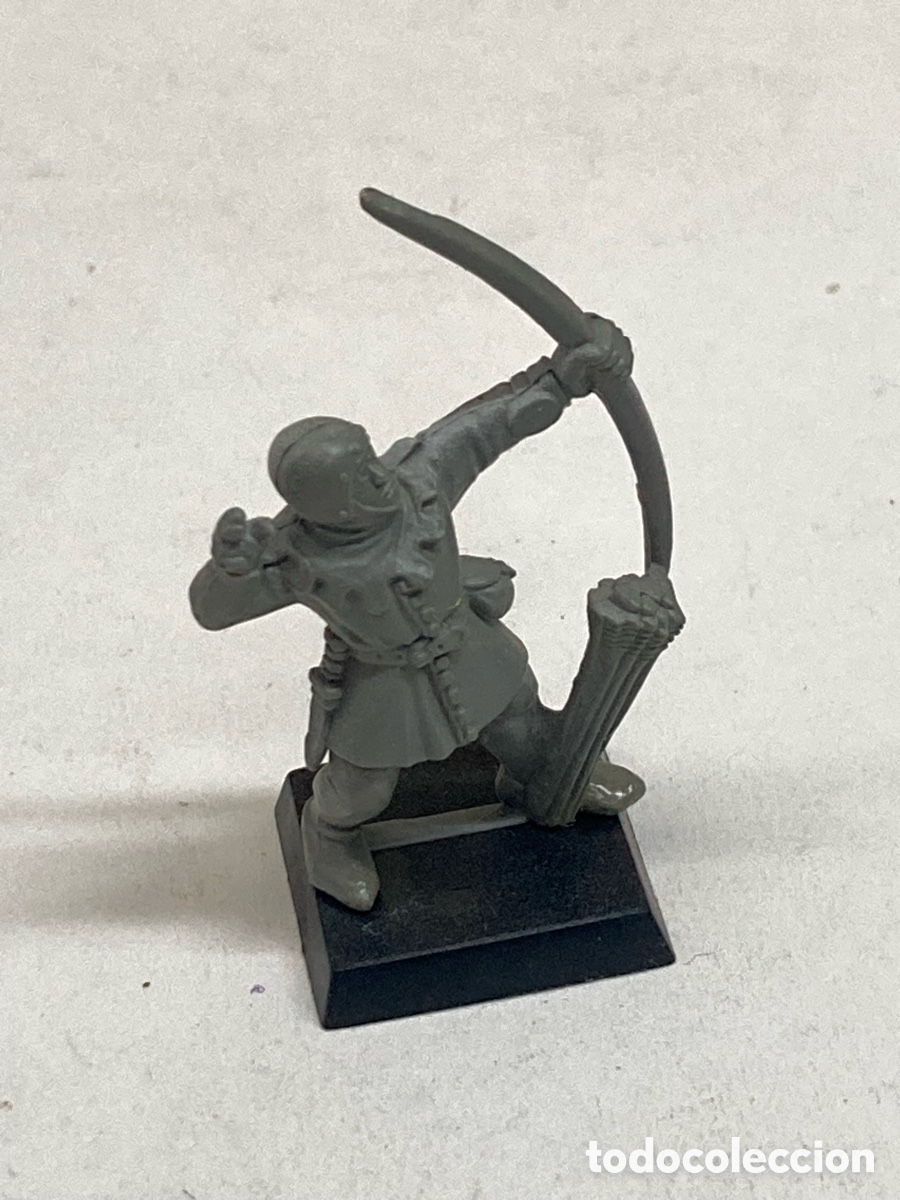 Juegos Antiguos: figura es un arquero bretoniano de pl&aacute;stico de la gama cl&aacute;sica de Warhammer