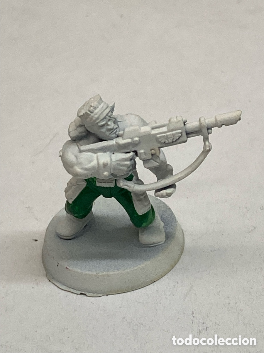 Juegos Antiguos: miniatura parece ser un soldado cl&aacute;sico de la Guardia Imperial de Warhammer 40