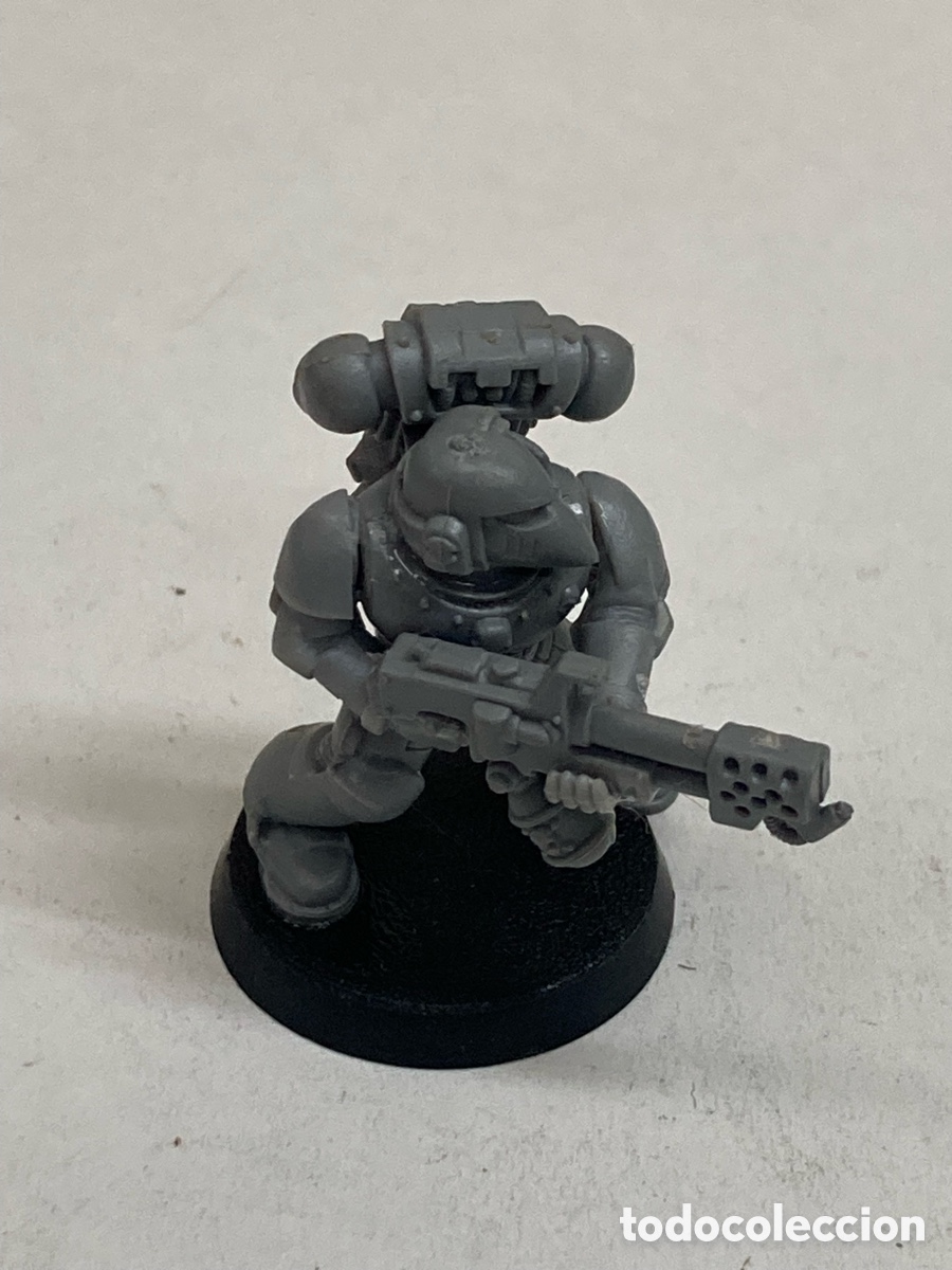 Juegos Antiguos: figura de pl&aacute;stico sin pintar de un marine espacial de Warhammer 40k