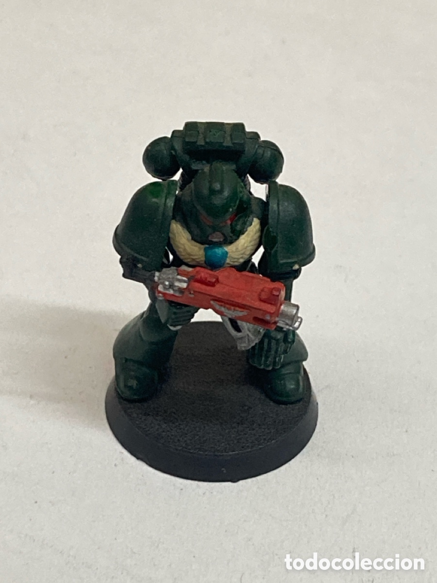 Juegos Antiguos: miniatura de Warhammer 40,000 pintada como un Marine Espacial del cap&iacute;tulo Dark Angels