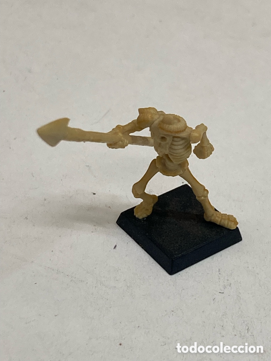 Juegos Antiguos: miniatura sin pintar de un guerrero esqueleto HeroQuest o Warhammer