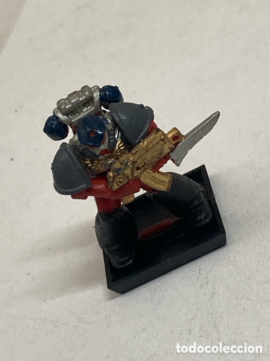 Juegos Antiguos: Miniatura es un Marine Espacial de Warhammer 40k