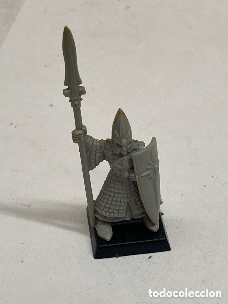 Juegos Antiguos: miniatura es un lancero elfo de metal de la l&iacute;nea cl&aacute;sica de Citadel Warhammer