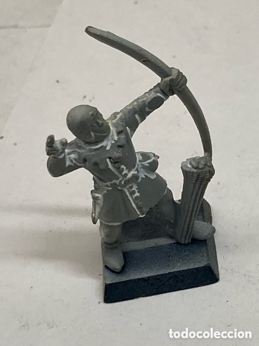 Juegos Antiguos: miniatura de pl&aacute;stico de un Arquero Bretoniano de la gama cl&aacute;sica de Warhammer Fantasy