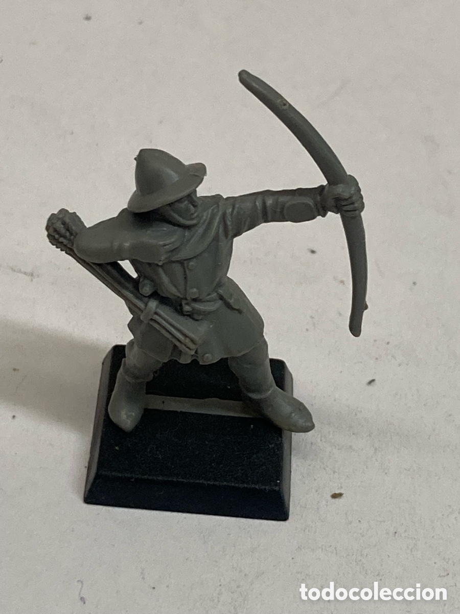 Juegos Antiguos: figura es un arquero bretoniano de pl&aacute;stico de la gama cl&aacute;sica de Warhammer Fantasy