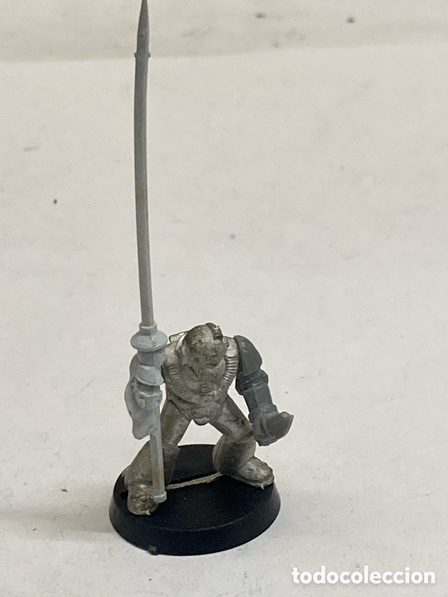 Juegos Antiguos: miniatura met&aacute;lica de un Marine Espacial de Warhammer 40k