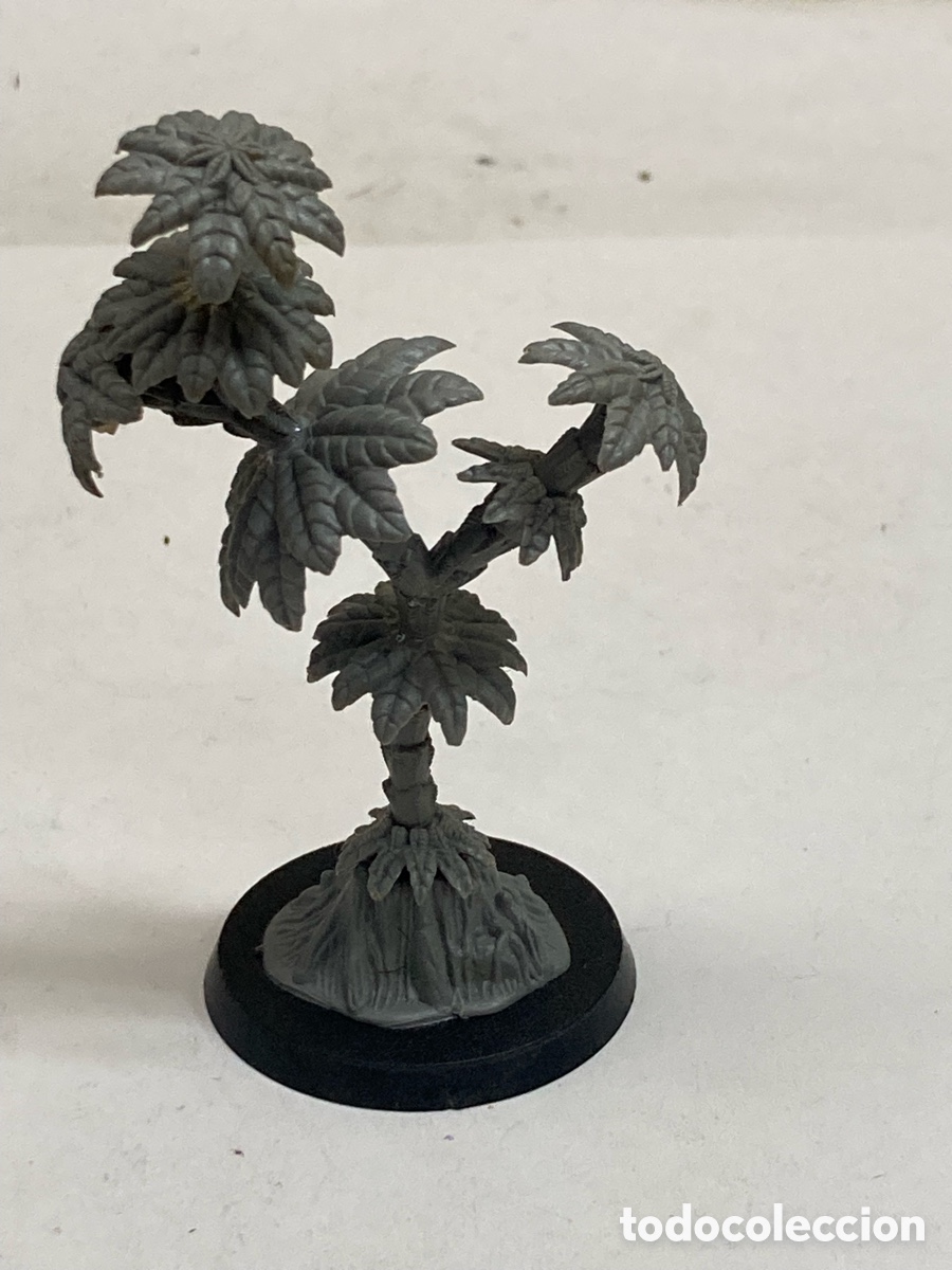 Juegos Antiguos: miniatura de escenograf&iacute;a de una palmera Warhammer o Dungeons & Dragons