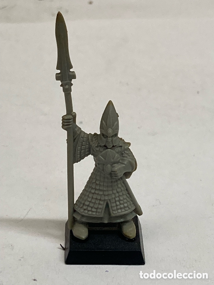 Juegos Antiguos: miniatura es un lancero de los Altos Elfos de Warhammer Fantasy Citadel