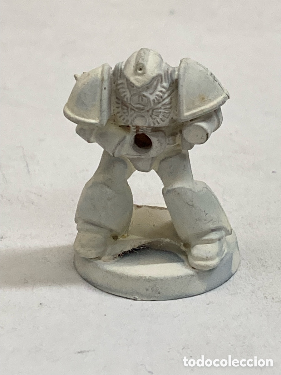 Juegos Antiguos: figura parece ser un modelo cl&aacute;sico de un Terminator de la gama Rogue Trader para Warhammer 40k