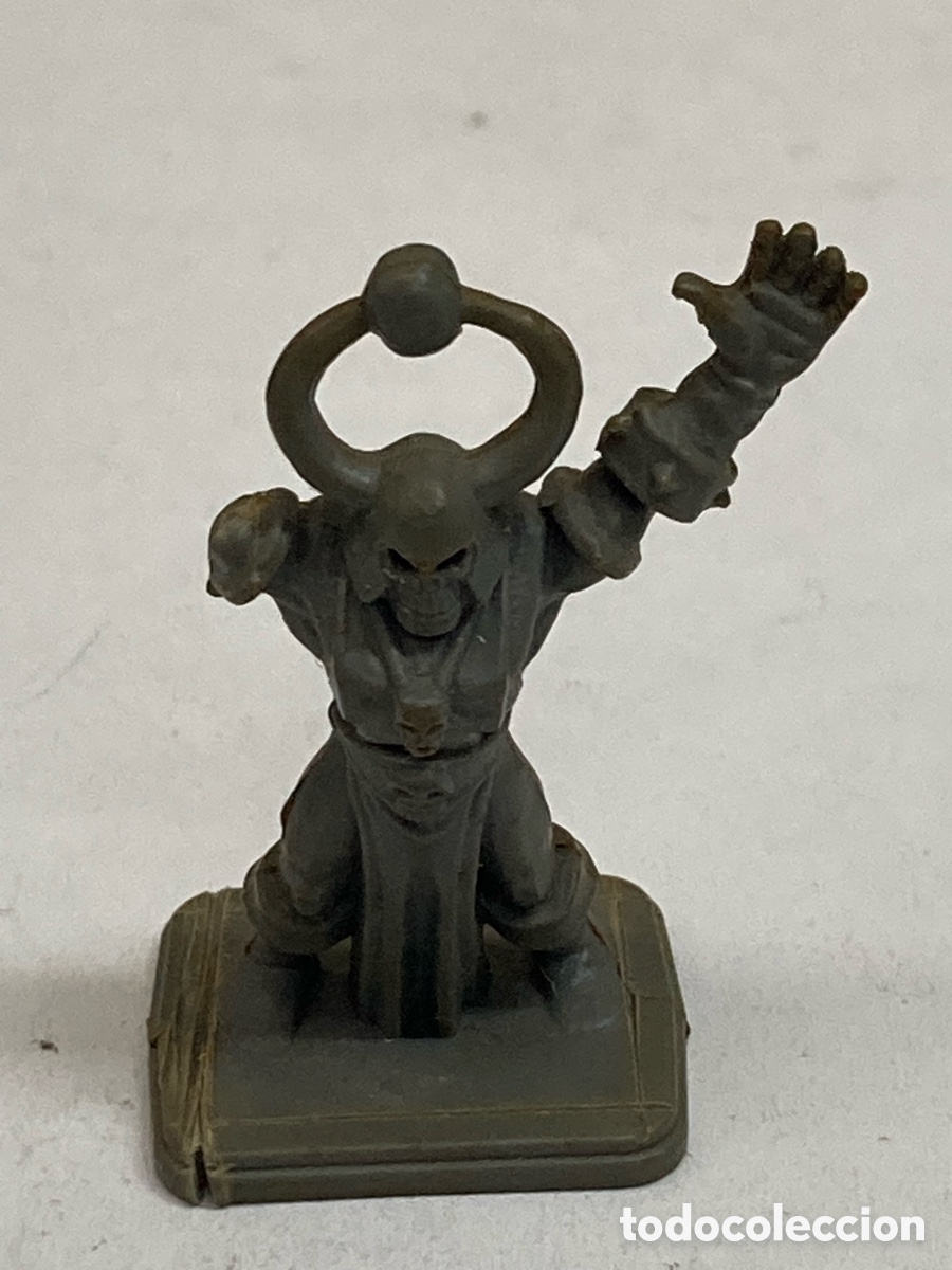 Juegos Antiguos: miniatura es un Brujo del Caos original del cl&aacute;sico juego de mesa HeroQuest, lanzado en 1989.