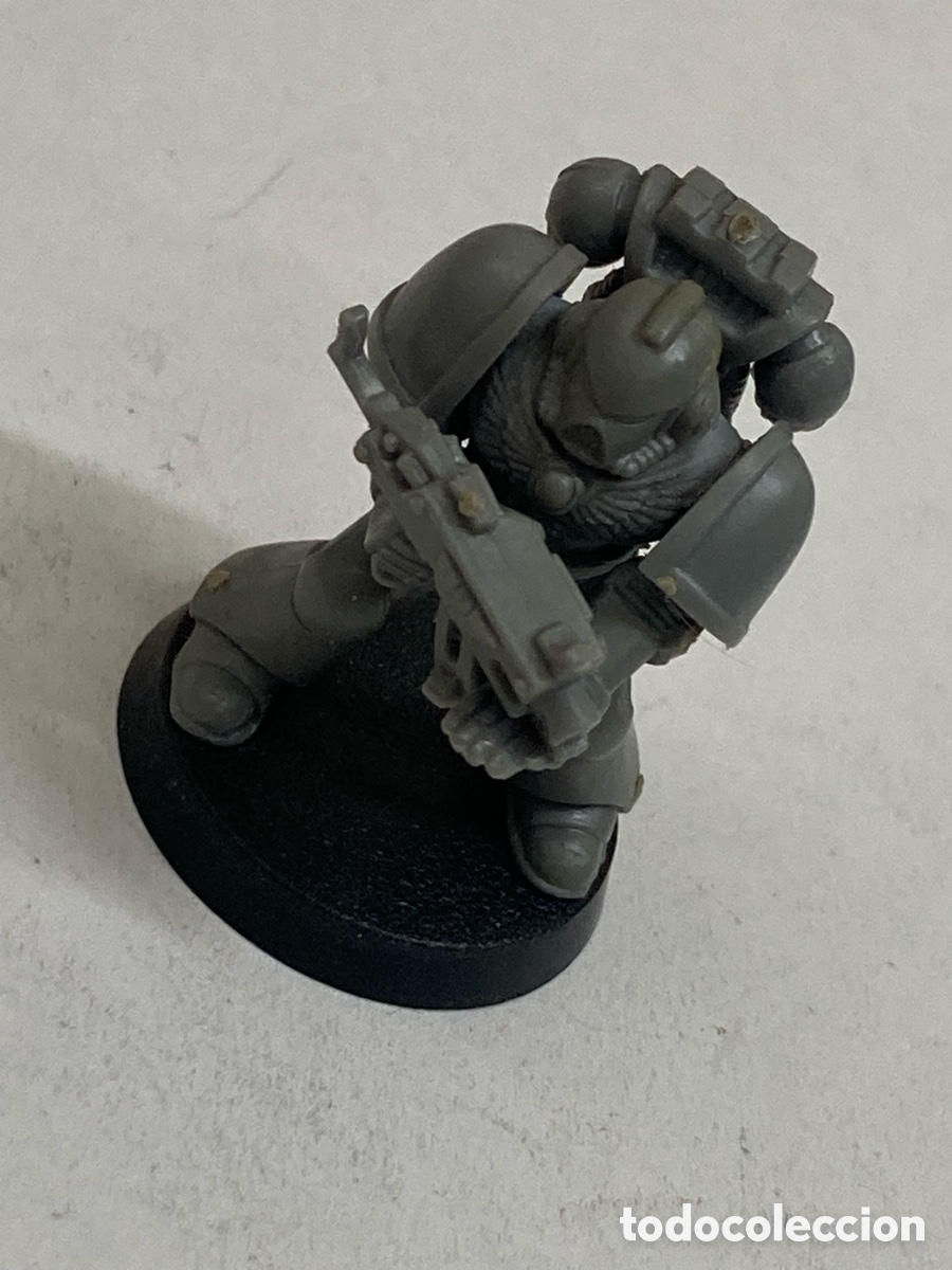 Juegos Antiguos: miniatura representa a un Marine Espacial Primaris Sargento Infernus, del universo de Warhammer