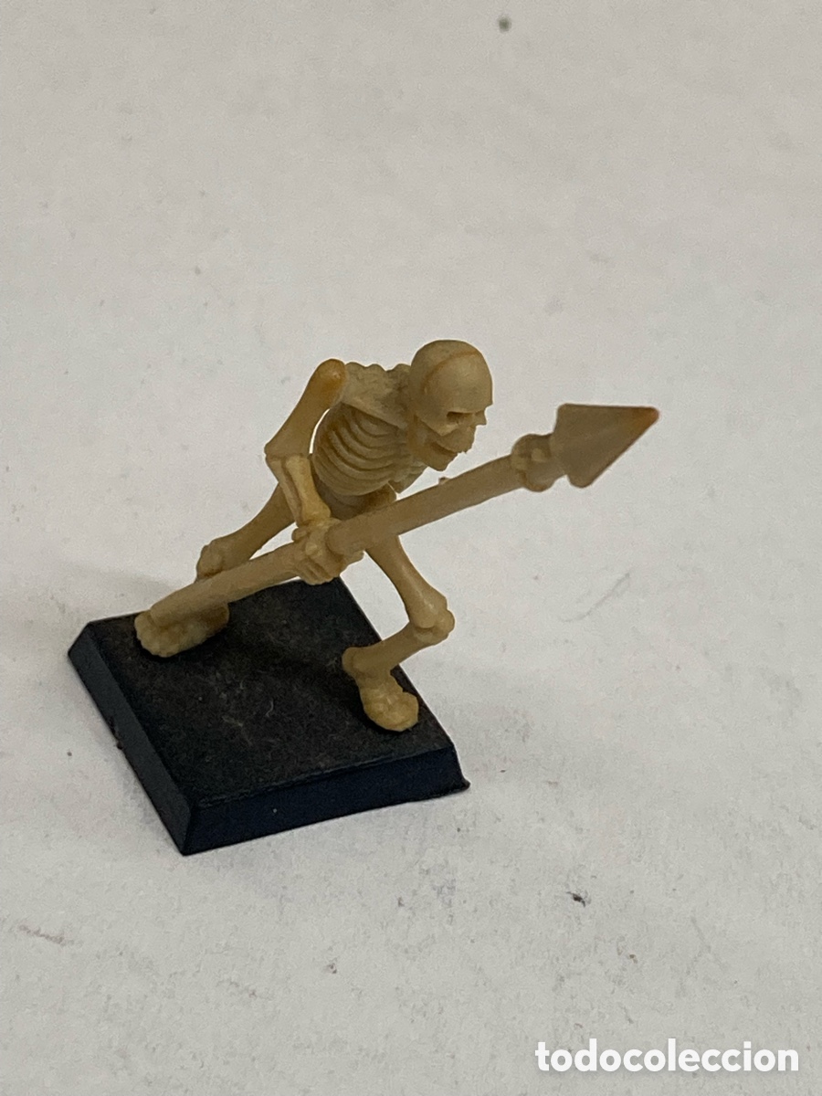 Juegos Antiguos: miniatura es un guerrero esqueleto de pl&aacute;stico Warhammer o HeroQuest