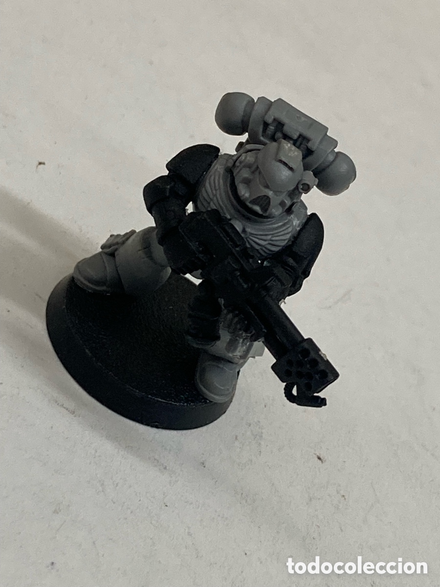 Juegos Antiguos: figura es un Marine Espacial de Warhammer 40k