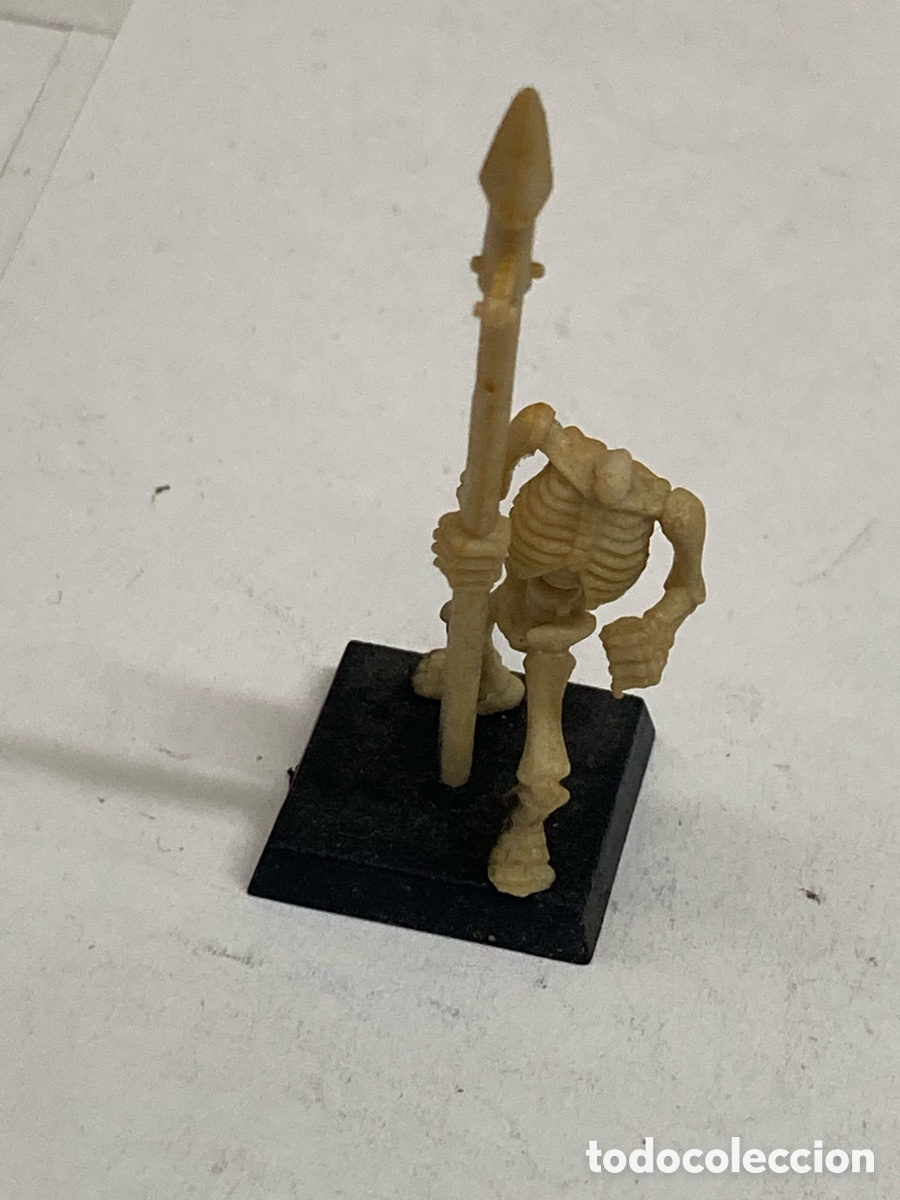 Juegos Antiguos: miniatura es un guerrero esqueleto Warhammer o HeroQuest