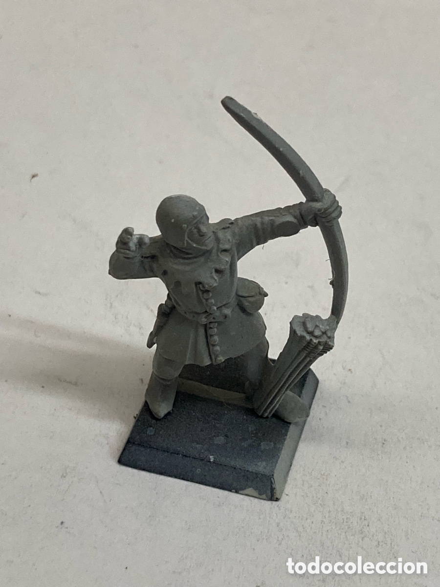 Juegos Antiguos: Miniatura de pl&aacute;stico sin pintar de un arquero bretoniano Warhammer Fantasy de Games Workshop
