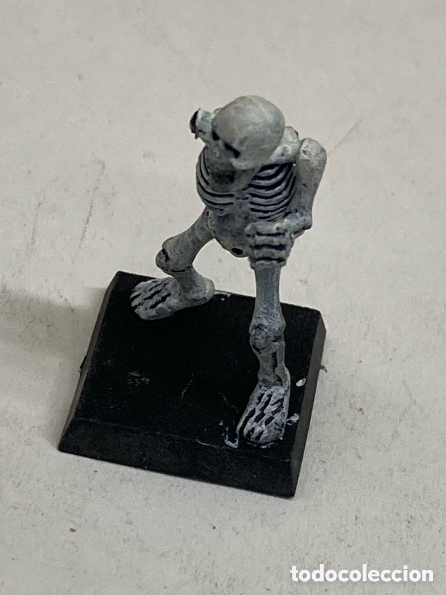 Juegos Antiguos: miniatura parece ser un guerrero esqueleto cl&aacute;sico Warhammer Fantasy