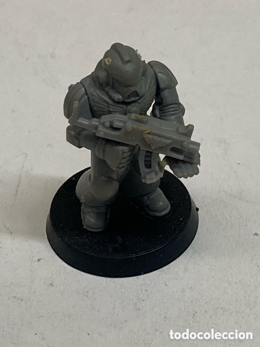 Juegos Antiguos: miniatura de un Marine Espacial dise&ntilde;ada para juegos de guerra como Warhammer 40k