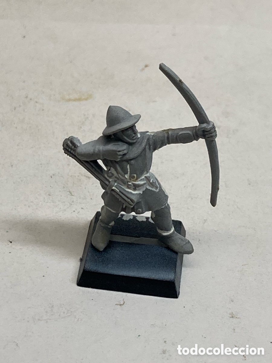 Juegos Antiguos: Miniatura arquero bretoniano cl&aacute;sico de pl&aacute;stico de la gama Warhammer Fantasy de Games Workshop