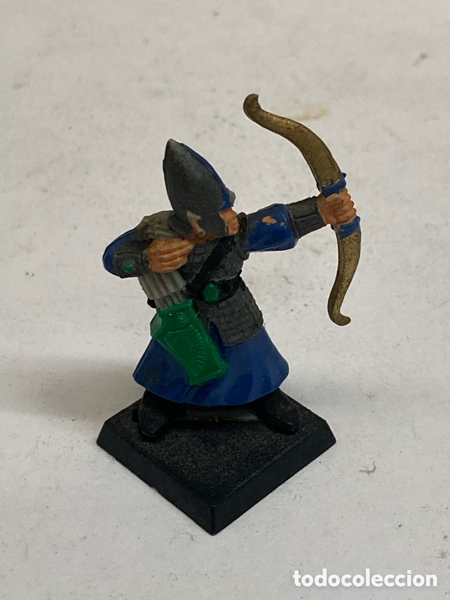 Juegos Antiguos: miniatura cl&aacute;sica de pl&aacute;stico de un arquero de los Altos Elfos de Warhammer Fantasy