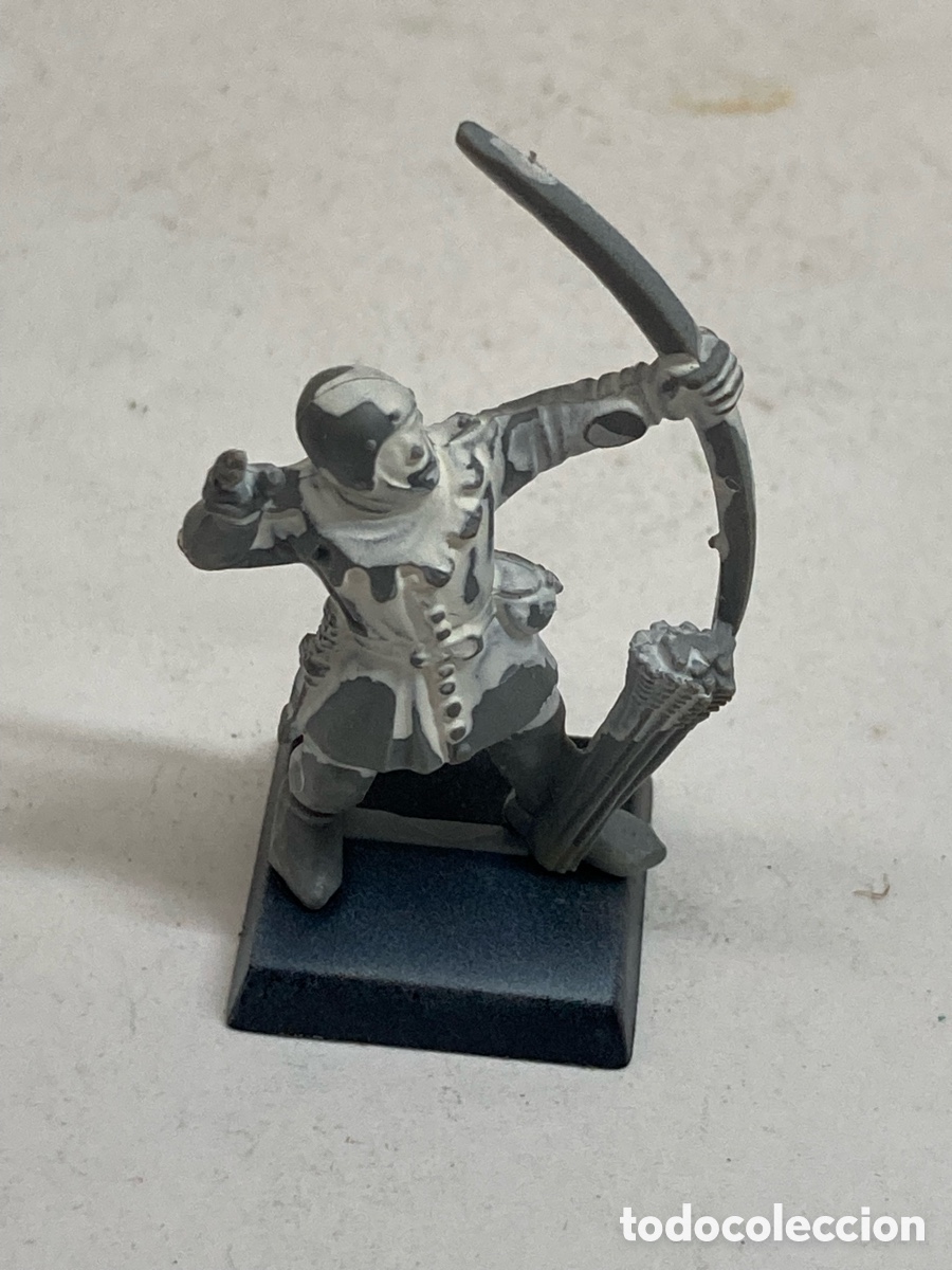 Juegos Antiguos: miniatura de pl&aacute;stico de un Arquero Bretoniano de la gama cl&aacute;sica de Warhammer