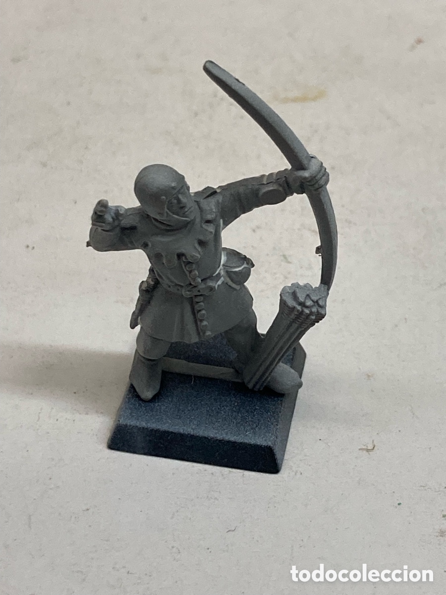 Juegos Antiguos: Miniatura arquero bretoniano de la gama cl&aacute;sica de Warhammer