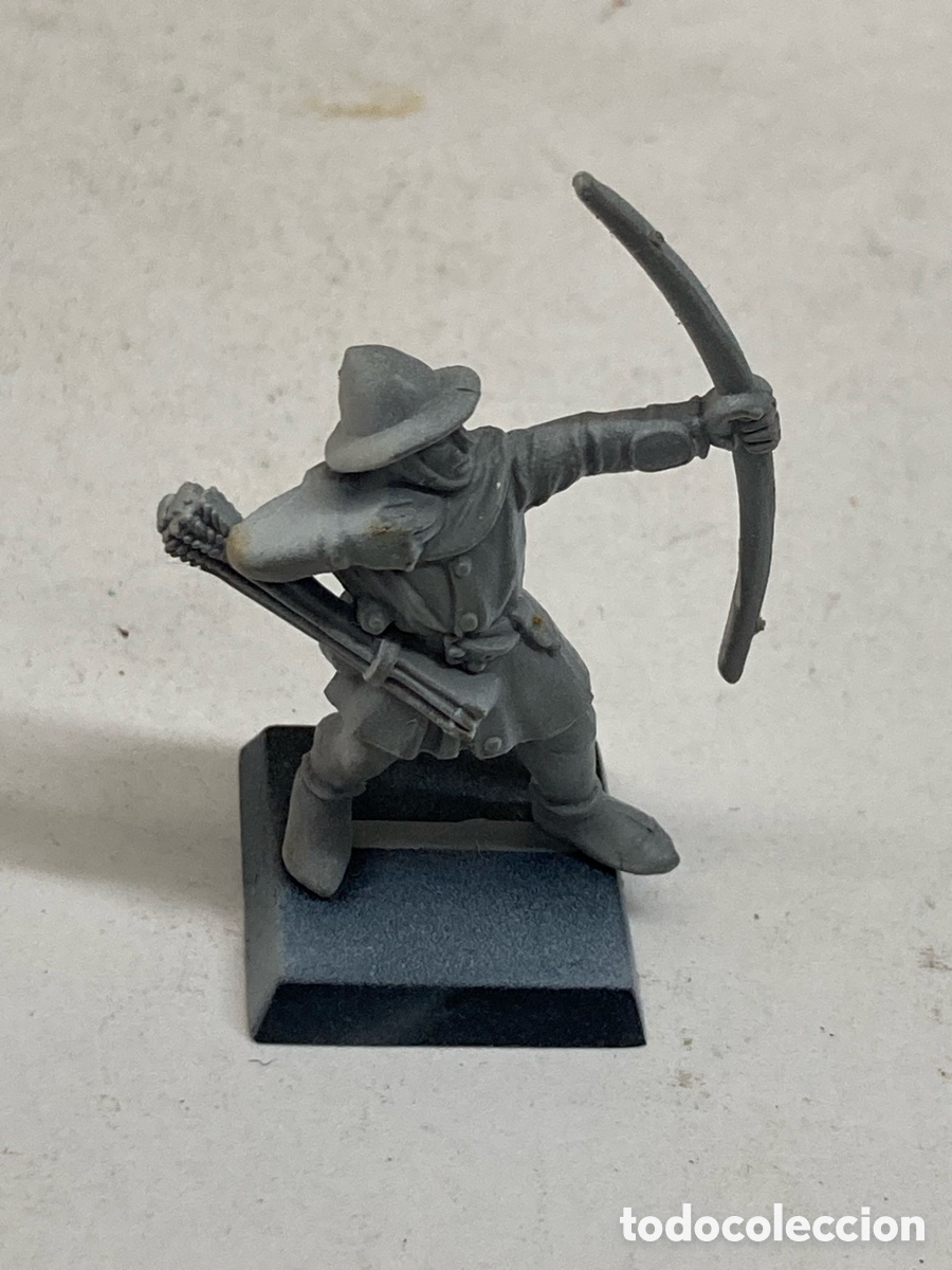 Juegos Antiguos: Miniatura arquero bretoniano de pl&aacute;stico de la gama cl&aacute;sica de Warhammer