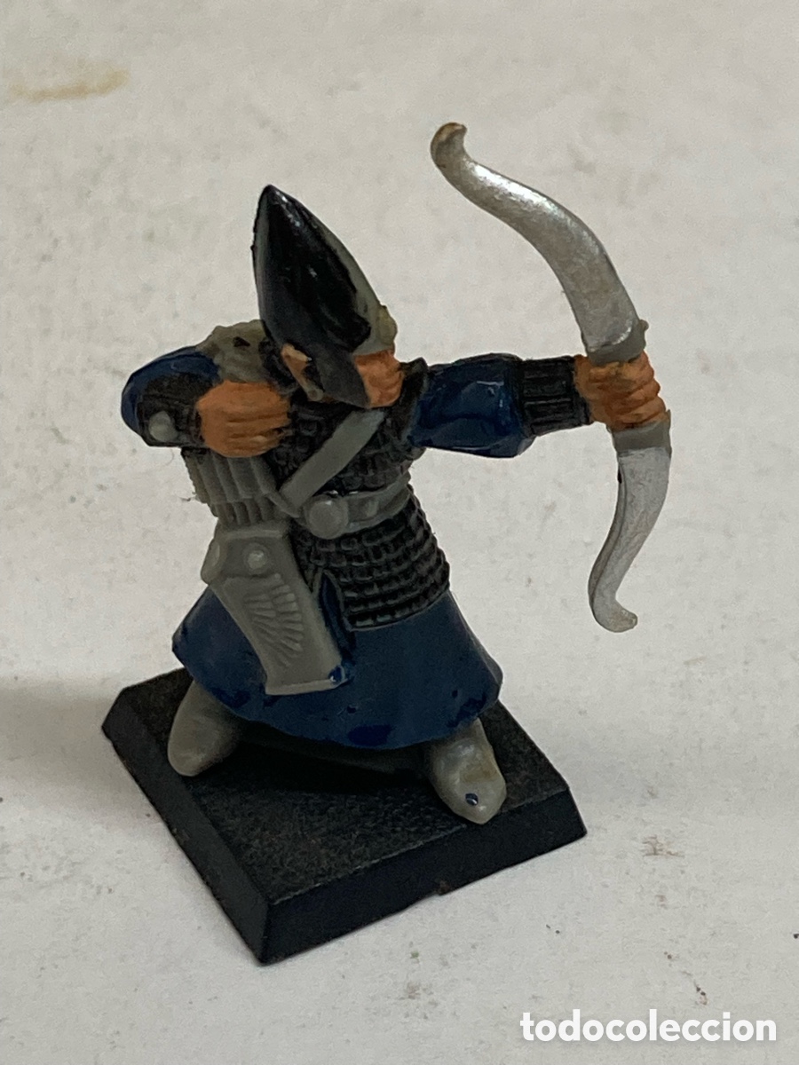 Juegos Antiguos: miniatura de Arquero Alto Elfo de Warhammer Fantasy Battles esculpida por Jes Goodwin.
