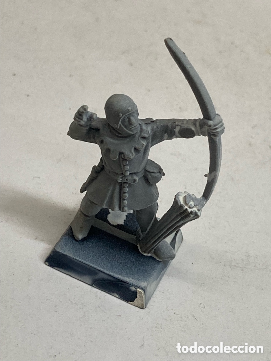 Juegos Antiguos: figura es un arquero bretoniano de pl&aacute;stico de la gama cl&aacute;sica de Warhammer Fantasy