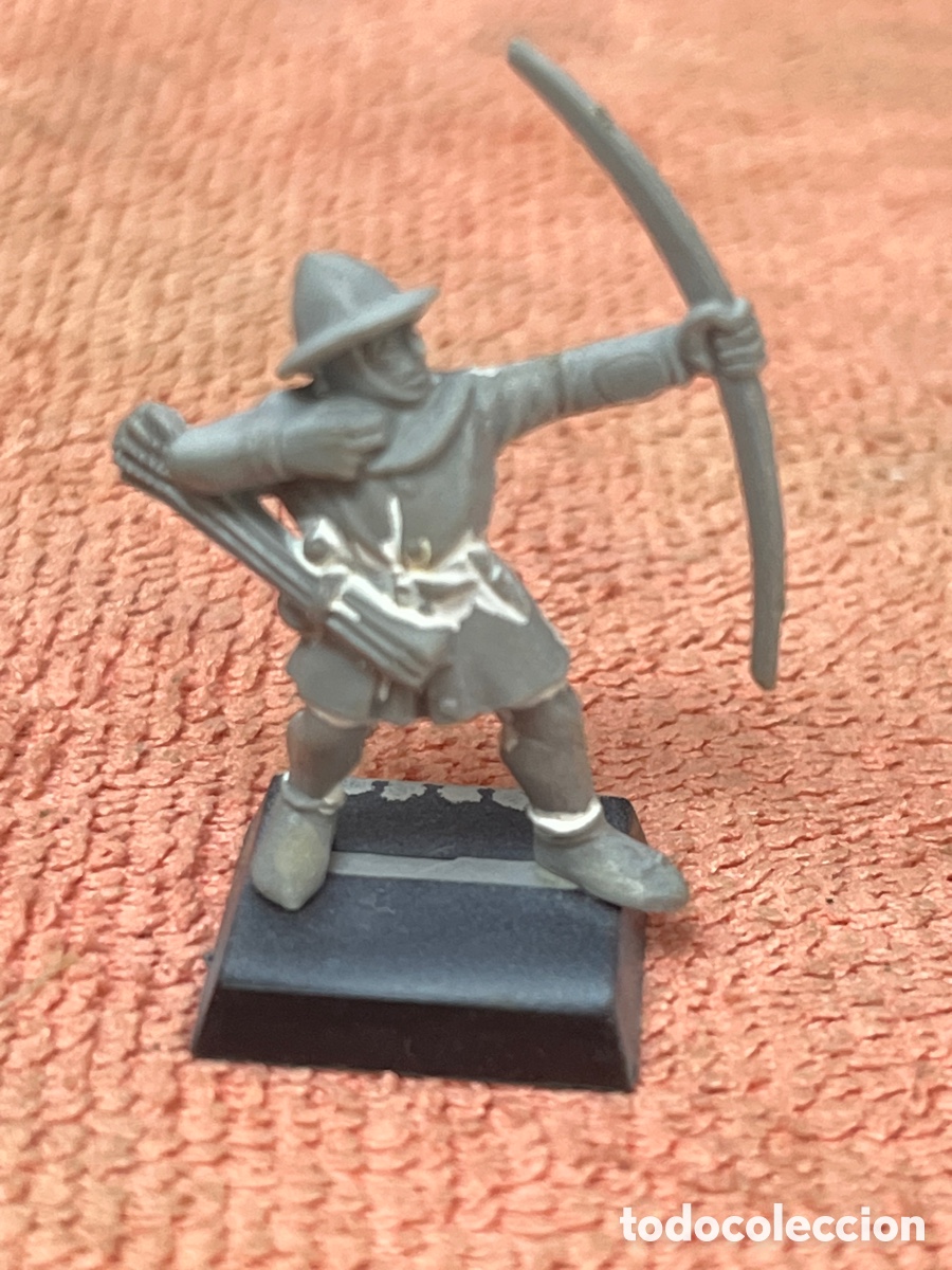 Juegos Antiguos: Miniatura arquero bretoniano de pl&aacute;stico de la gama cl&aacute;sica de Warhammer