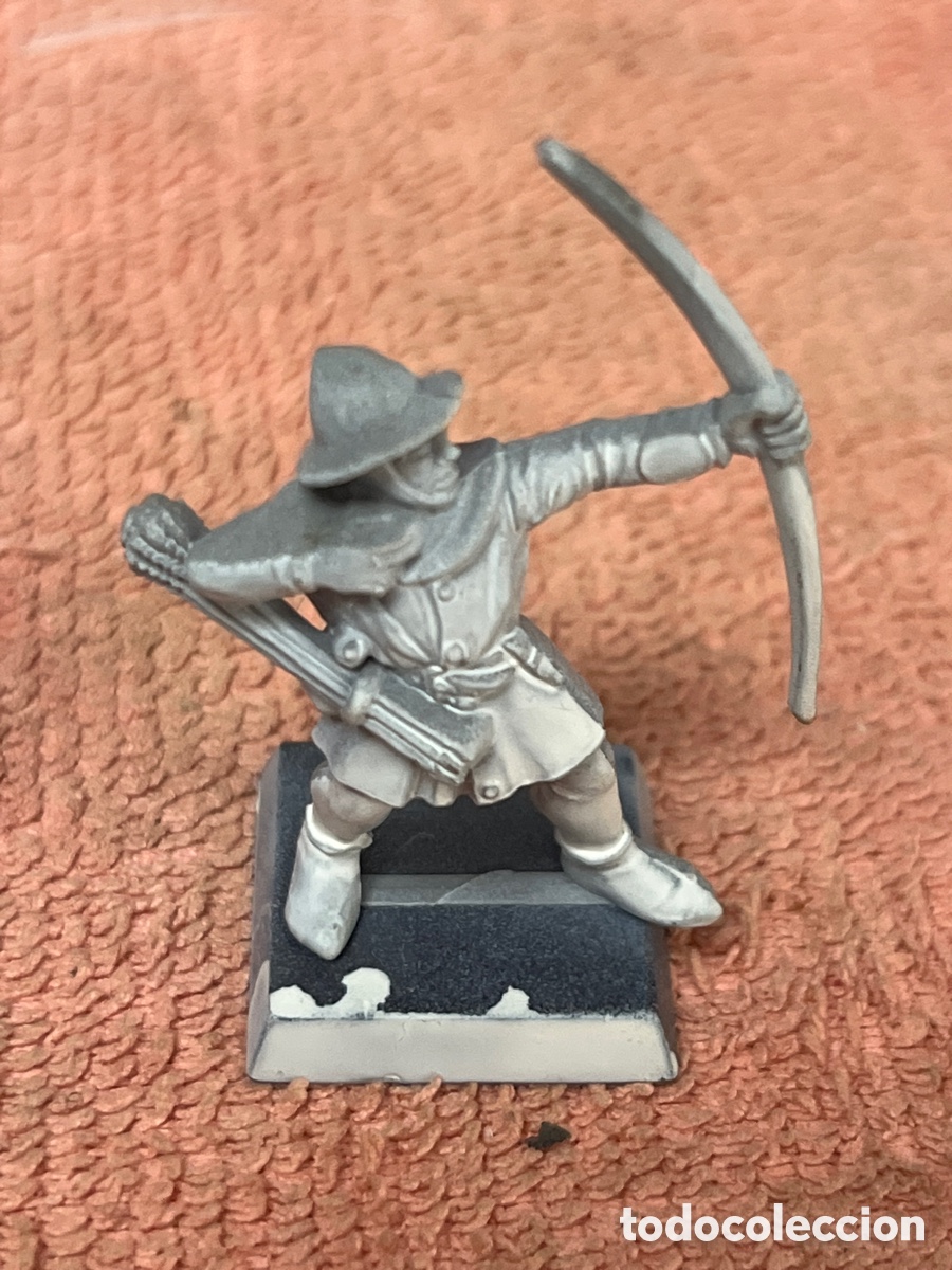 Juegos Antiguos: Miniatura arquero bretoniano cl&aacute;sico de pl&aacute;stico de la gama Warhammer Fantasy de Games Workshop