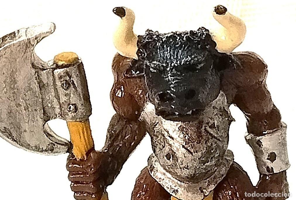 Juegos antiguos: Warhammer Minotauro con hacha pintado, metal, 1990s