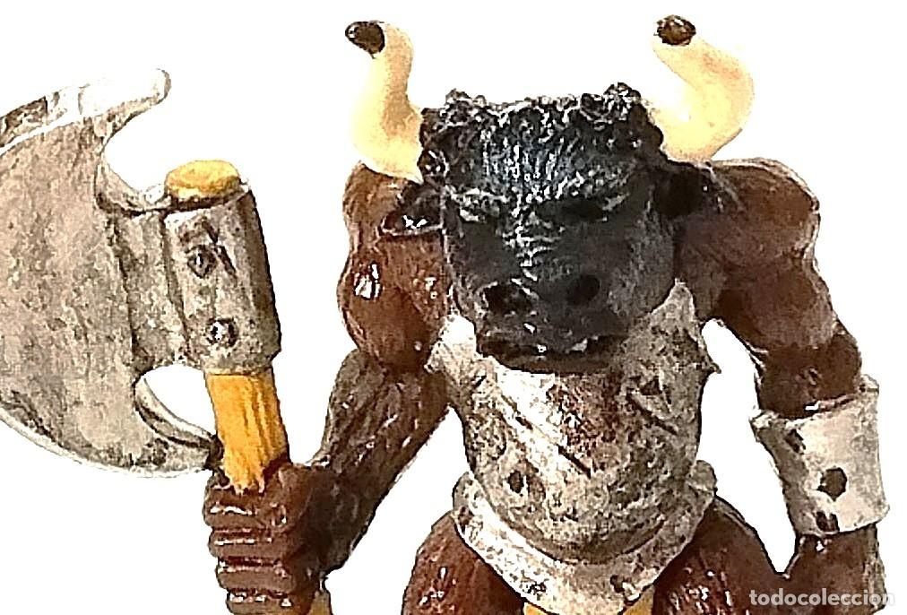 Juegos antiguos: Warhammer Minotauro con hacha pintado, metal, 1990s