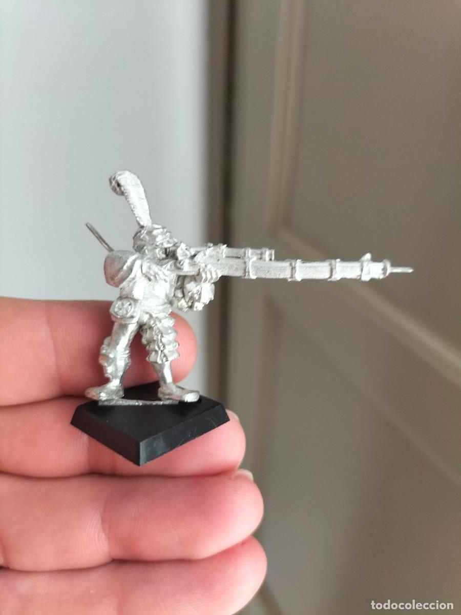 Juegos antiguos: Carro Imperial Warhammer Fantasy miembro de dotaci&oacute;n con Rifle Hochland
