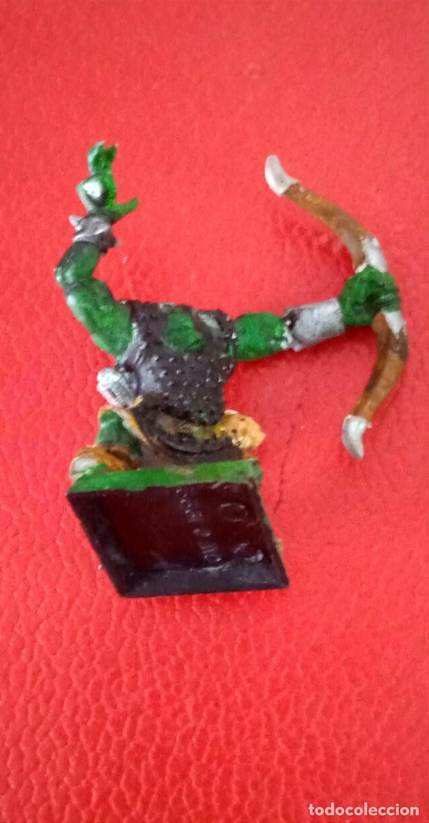 Juegos antiguos: FIGURA DE PLASTICO WARHAMMER GW 1999. - ORCO ARQUERO