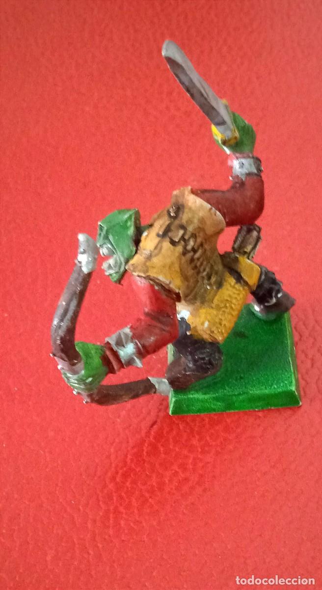 Juegos antiguos: FIGURA DE PLASTICO WARHAMMER GW 1999. - ORCO ARQUERO