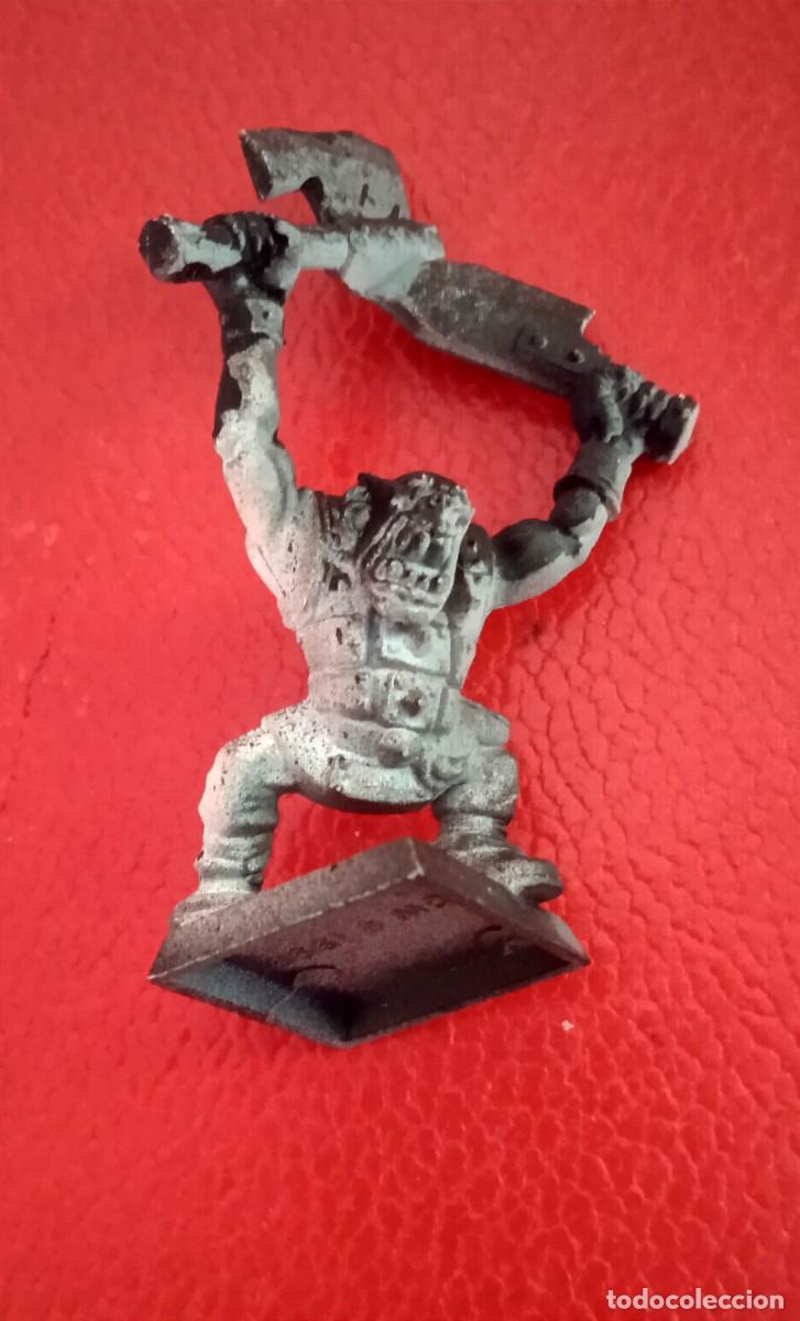Juegos antiguos: FIGURA DE PLASTICO WARHAMMER GW 1995. - ORCO CON HACHA Y ESPADA