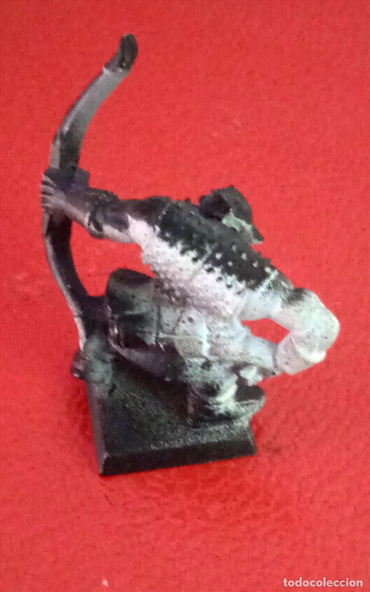 Juegos antiguos: FIGURA DE PLASTICO WARHAMMER GW 1995. - ORCO ARQUERO
