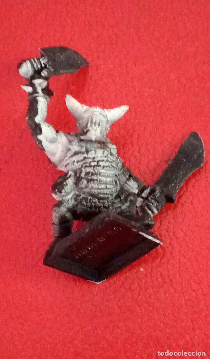 Juegos antiguos: FIGURA DE PLASTICO WARHAMMER GW 1995. - ORCO CON ESPADAS